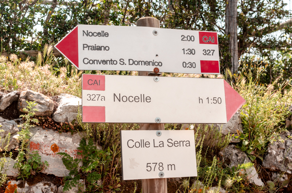 Newer trail signs on the Path of Gods.
The upper one indicates Nocelle, Praiano and the Convento S. Ddomenico. The lower one indicates Nocelle only. There is a smaller white sign, with the nname of the point where the picture was taken: Colle La Serra, and the elevation (578m) above see level.