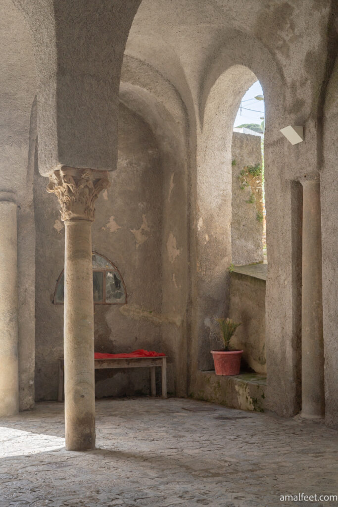 Via Loggiata, church, porticato and arches. Column with chorintian capitello.
Ravello