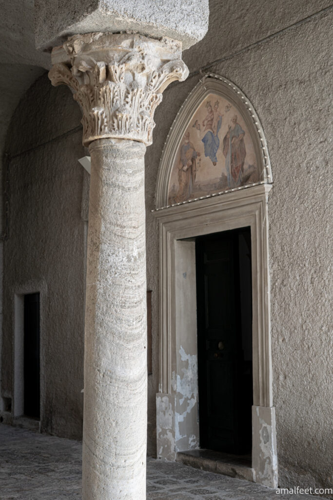 Via Loggiata, church, porticato. Column with chorintian capitello.
Ravello