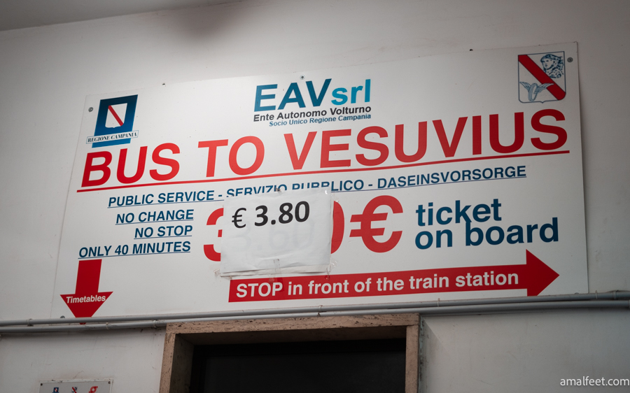 Indication of the public bus going up to the Vesuvius.